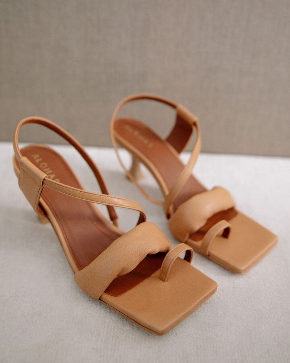 Mules Alohas Asymmetric Straps pour Camel Femme | FGP-49200358