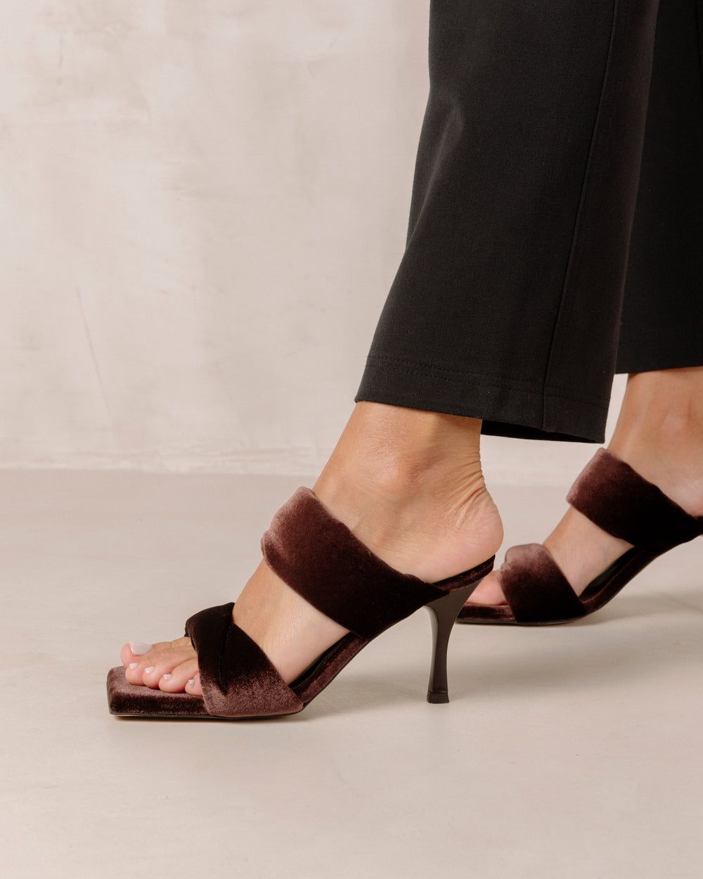 Mules Alohas Twist Strap pour Velvet Coffee Brown Femme | HAP-67801309